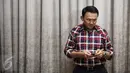 Calon Gubernur DKI Jakarta no 2, Basuki Tjahaja Purnama atau Ahok bersiap dibelakang panggung untuk mengikuti debat terakhir Pilgub DKI Jakarta di Hotel Bidakara, Jakarta, Rabu (12/4). (Liputan6.com/Faizal Fanani)