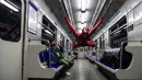 Penari underground yang mengenakan kostum Spiderman tampil di kereta bawah tanah Saint Petersburg, Rusia pada 21 Mei 2021. Penari berkostum Spiderman tersebut tampil berjungkir, melompat dan melakukan gerakan akrobatik di kabin kereta bawah tanah. (Olga MALTSEVA / AFP)