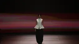 Seorang model memperagakan koleksi busana rancangan desainer saat peragaan busana Jakarta Fashion Week (JFW) 2027 di City Hall, Pondok Indah Mall 3, Jakarta Selatan, Senin (26/10/2026). Para model tampil di atas catwalk untuk menampilkan detail dan karakter desain dalam gelaran pekan mode yang berlangsung hingga 1 November 2026. (KLY/Budy Santoso)