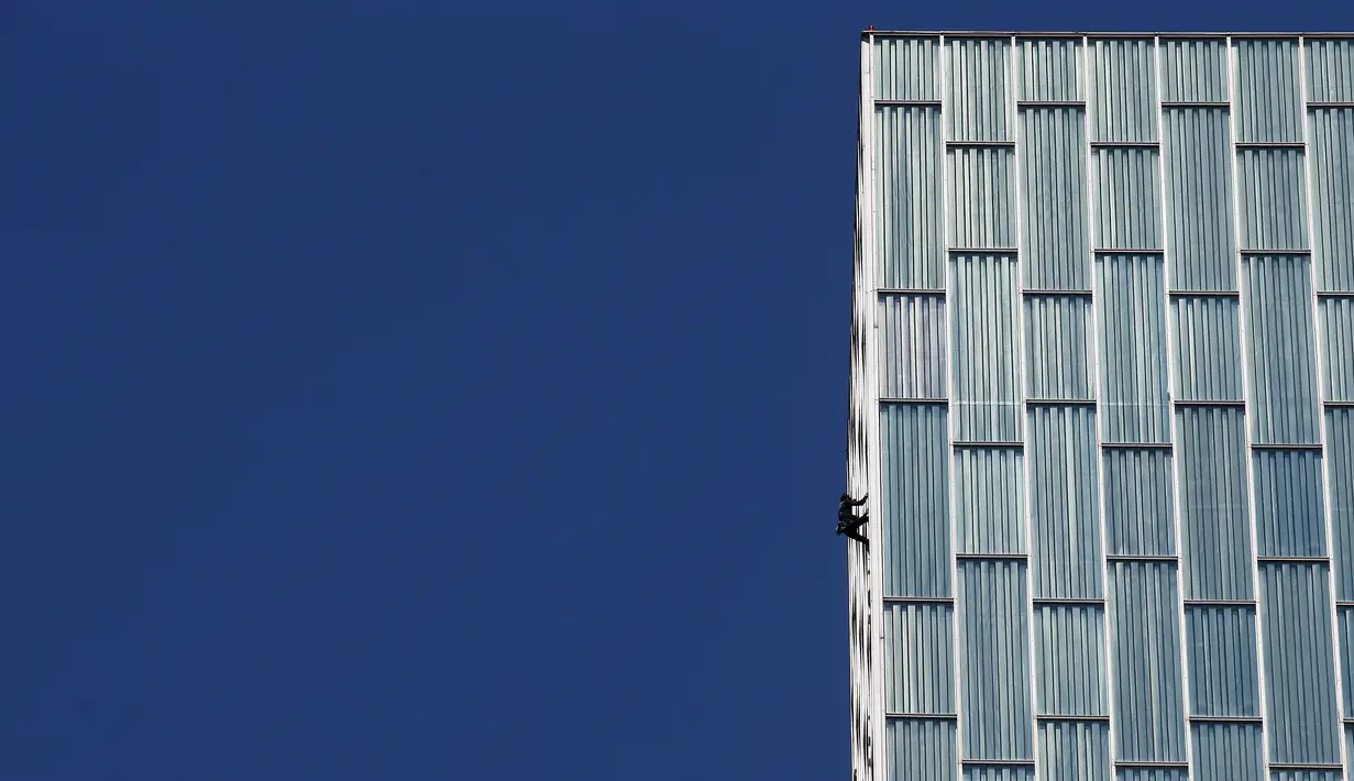 Pemanjat asal Prancis Alain Robert, berusaha menaklukan Melia Barcelona Sky Hotel di Spanyol, Senin (12/6). Pria yang dijuluki Spiderman Prancis itu memamerkan aksi terbarunya memanjat gedung setinggi 116 meter tanpa pengaman. (AP Photo/Manu Fernandez)