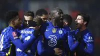 Pemain Chelsea Romelu Lukaku (kedua kanan) merayakan bersama timnya setelah mencetak gol ke gawang Luton Town pada pertandingan sepak bola putaran kelima Piala FA di Kenilworth Road, Luton, Inggris, 2 Maret 2022. Chelsea menang 3-2. (AP Photo/Ian Walton)