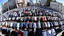 Suasana saat umat muslim Rusia melaksanakan salat Idul Fitri di luar masjid di pusat kota Moskow, Selasa (5/7). Perayaan Idul Fitri 1437 H di Rusia jatuh pada hari ini. (Kirill KUDRYAVTSEV/AFP)