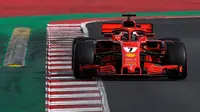Pebalap Ferrari, Kimi Raikkonen, menjadi yang tercepat pada tes hari keempat pramusim F1 2018 yang berlangsung di Circuit de Catalunya, Spain, Jumat (10/3/2018). (AFP/Luis Gene)