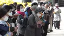 Orang-orang memakai masker untuk mencega virus corona berdoa selama kebaktian di kuil Chogyesa di Seoul, Korea Selatan, Senin (19/10/2020). Korsel pada Senin mulai menguji puluhan ribu karyawan rumah sakit dan panti jompo untuk mencegah wabah COVID-19. (AP Photo/Ahn Young-joon)
