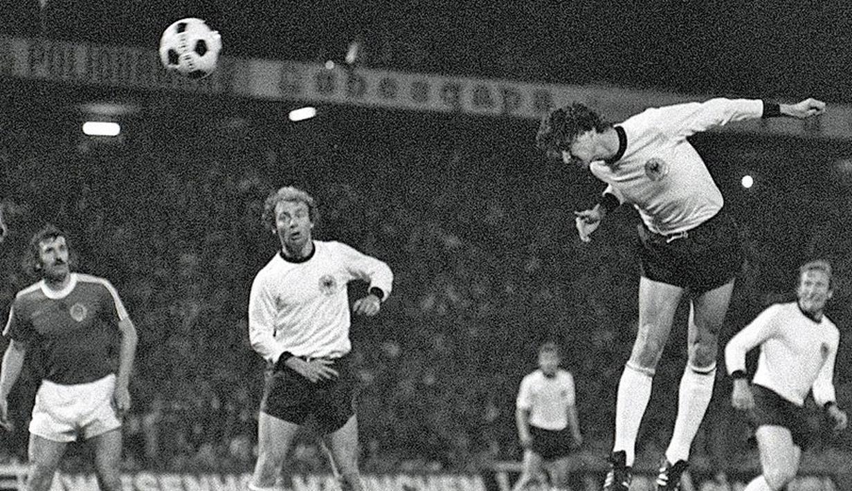 Dieter Muller mengulangi kejayaan Gerd Muller empat tahun sebelumnya saat mencetak 4 gol untuk Jerman Barat dan meraih sepatu emas di Piala Eropa 1976. (www.squawka.com)