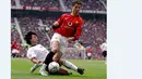 Pemain MU, Cristiano Ronaldo, berebut bola dengan pemain Fulham, Jerome Bonissell, dalam laga Liga Inggris di Stadion Old Trafford, Manchester, 25 Oktober 2003. (AFP/Paul Barker)