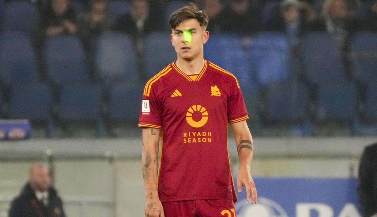 Pemain AS Roma, Paulo Dybala, terkena sinar laser saat melawan Lazio pada laga perempat final Coppa Italia 2023/2024 di Stadio Olimpico, Kamis (11/1/2024). Dybala terkena laser saat laga berlangsung. (AP Photo/Gregorio Borgia)