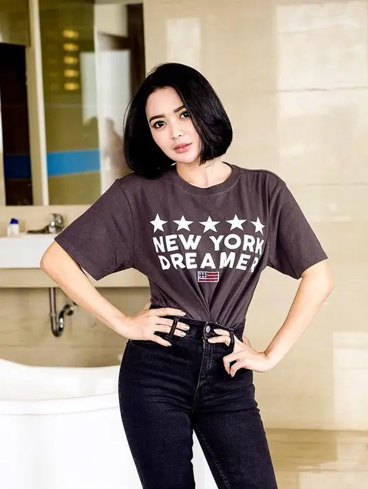 Tak perlu repot-repot mencari baju mahal, kaos oblong berwarna cokelat pun tampak cantik saat dikenakan Wika Salim. Apalagi dengan celana jeans hitam yang semakin menunjukkan kaki jenjangnya. Tak hanya itu, perut rampingnya pun sukses membuat iri banyak orang. (Liputan6.com/IG/@wikasalim)
