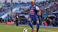 Aksi penyerang Arema, Rivaldi Bawuo, dengan warna rambut baru saat melawan Persela di Stadion Kanjuruhan, Malang (7/7/2018). (Bola.com/Iwan Setiawan)