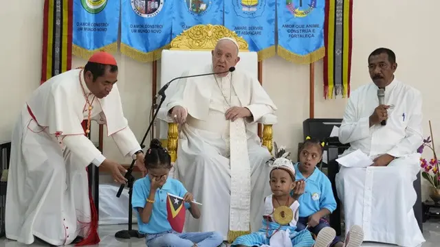 Paus Fransiskus berpidato saat berkunjung ke Irmas ALMA, sekolah untuk anak-anak penyandang disabilitas di Dili, Timor Leste, Selasa (10/9/2024).