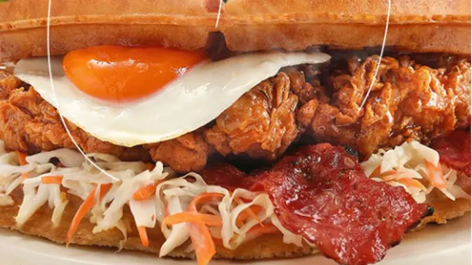 Sensasi Baru Menikmati Waffle Renyah, Beradu dengan Gurihnya Buttermilk Fried Chicken