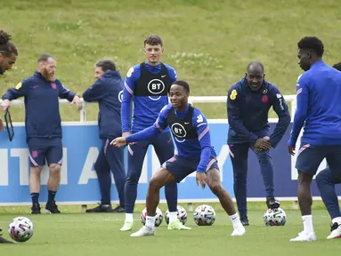 Pemain Inggris Raheem Sterling (tengah) melihat bola selama sesi latihan di St George's Park, Burton upon Trent, Inggris, Senin (5/7/2021). Inggris akan melawan Denmark pada pertandingan semifinal Euro 2020. (AP Photo/Rui Vieira)