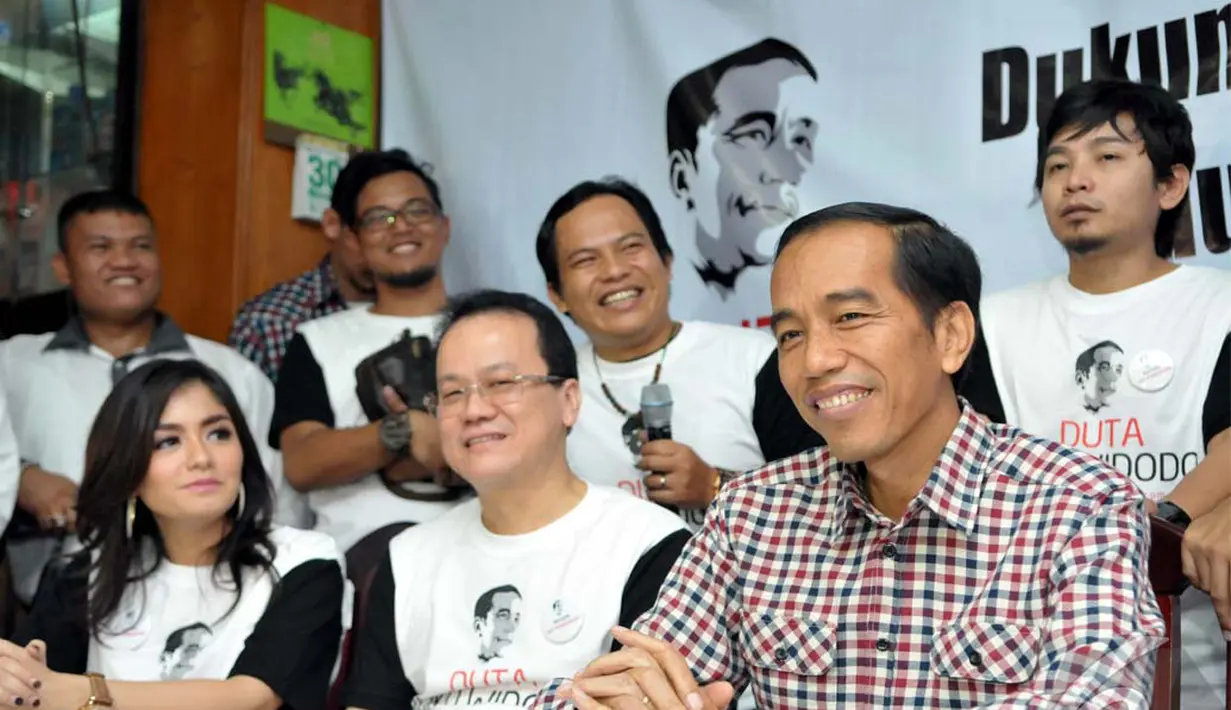 Beberapa artis berpose bersama dengan Jokowi di kantor Nagaswara, Jalan Johar, Gondangdia, Jakarta, Jumat (30/5/2014) (Liputan6.com/Panji Diksana)