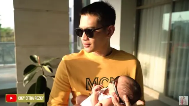 6 Potret Baby Keene Atharrazka Berjemur Pakai Kacamata, Bikin Gemas