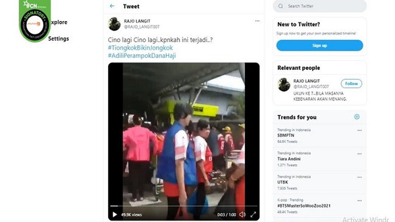 Gambar Tangkapan Layar Video yang Diklaim WN China Serbu Bandara Sultan Syarif Kasim, Riau (sumber: Facebook).