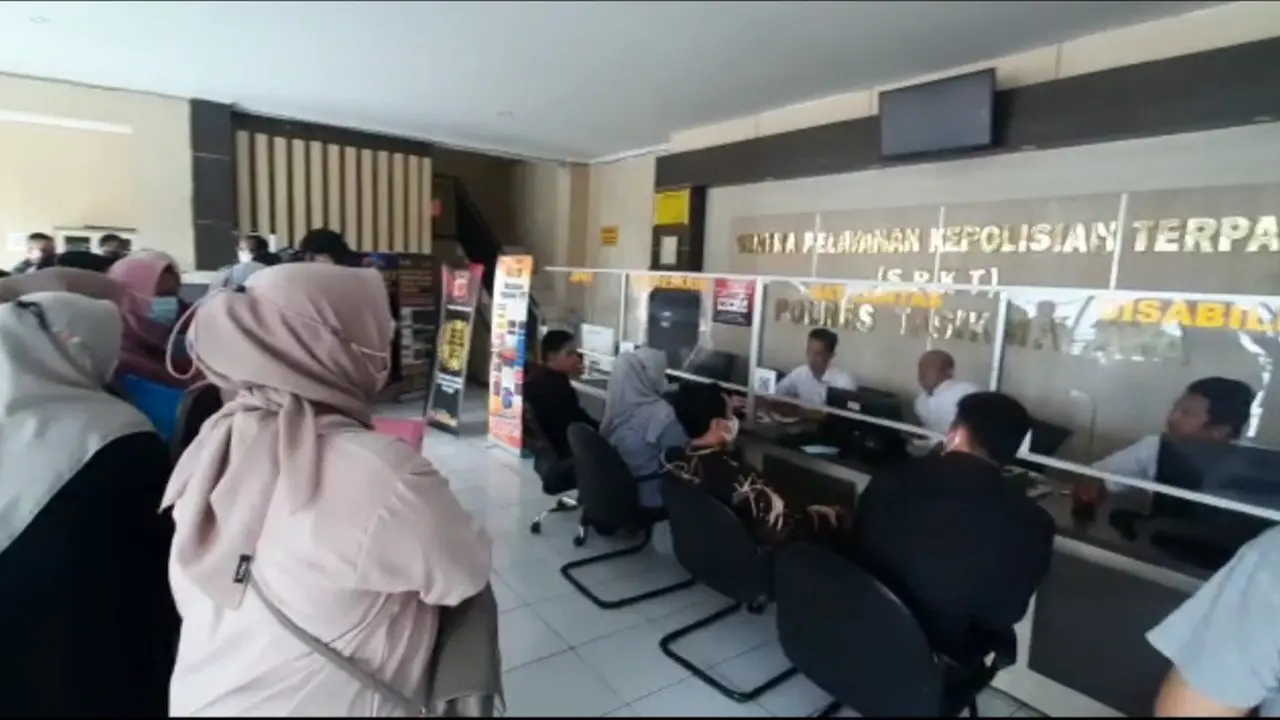 Puluhan emak-emak korban investasi bodong di Kabupaten Tasikmalaya, mendatangi SPKT Polres Tasikmalaya, melaporkan N, admin perusahaan yang diduga menjadi salah pelaku investasi bodong. (Liputan6.com/Jayadi Supriadin)