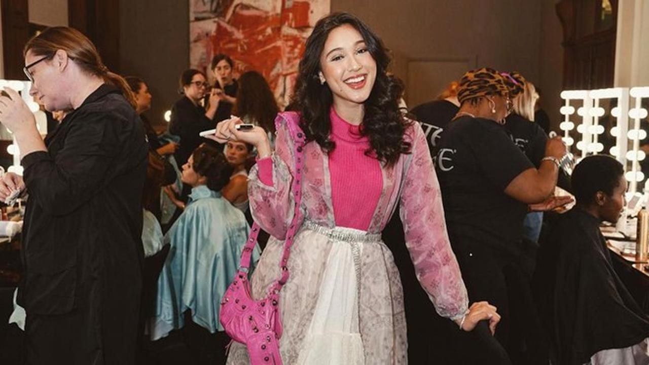 7 Momen Yasmin Napper saat Diundang di London Fashion Week 2023, Tampil Ceria