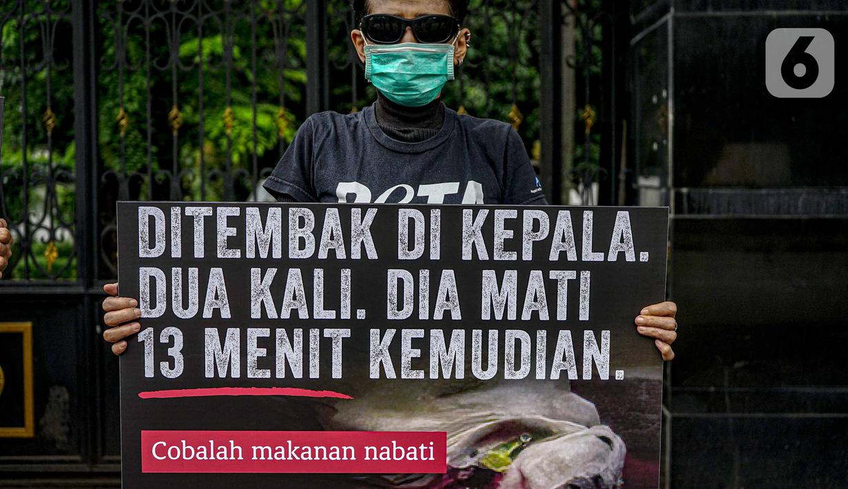 Aktivis dari PETA melakukan aksi mengecam pemotongan sapi di depan Kementerian Pertanian, Jakarta, Kamis (11/11/2021). Mereka menemukan beberapa rumah potong hewan (RPH) di Indonesia memotong sapi dengan tidak benar yang membuat tersiksa 13 menit sebelum mati. (Liputan6.com/Faizal Fanani)
