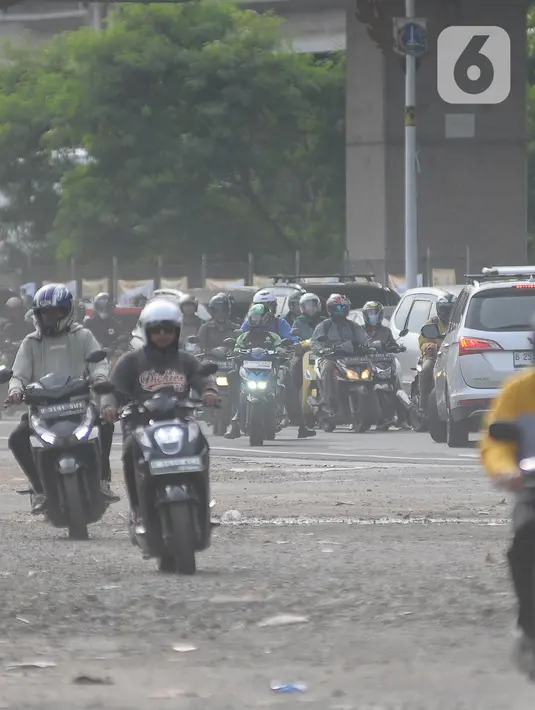 Jalur motor arah Kampung Melayu padat merayap dan terkadang menimbulkan kemacetan. (merdeka.com/Imam Buhori)
