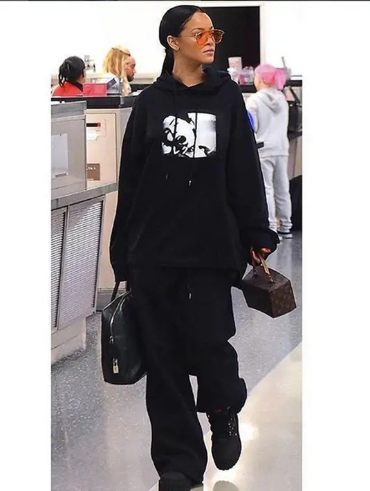 “Sekarang Chris berkata hal yang sama soal Rihanna itu benar. Dia (Rihanna) tidak menikah dan hubungannya dengan Drake akan jadi yang terakhir,” ucap sumber tersebut. (Instagram/badgalriri)