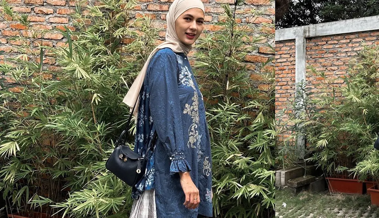 Seperti potret penampilanya satu ini, Paula terlihat elegan dengan blouse bermotif, long pants hitam, dan hijab warna krem. [@paula_verhoeven]