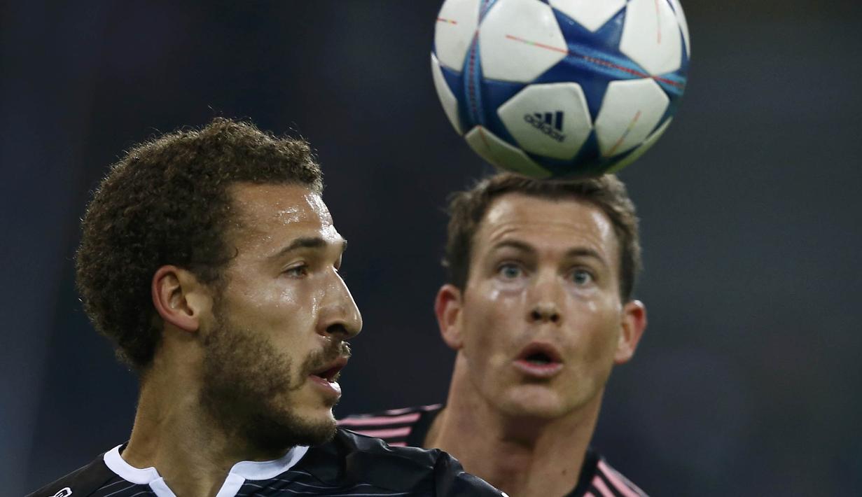 Pemain Gladbach, Fabian Johnson duel udara dengan pemain Juventus, Stephan Lichtsteiner pada laga Liga Champions di Stadion Borussia Park, Jerman, Selasa (3/11/2015). (Reuters/Wolfgang Rattay)