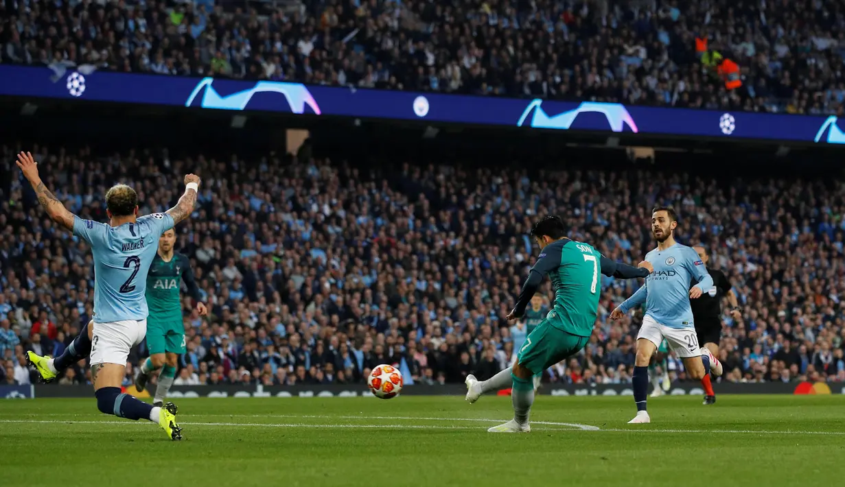 Penyerang Tottenham Hotspur Son Heung-min menendang bola saat mencetak gol kedua ke gawang Manchester City pada leg kedua babak perempat final Liga Champions di Etihad Stadium, Manchester, Inggris, Rabu (17/4). (REUTERS/Phil Noble)