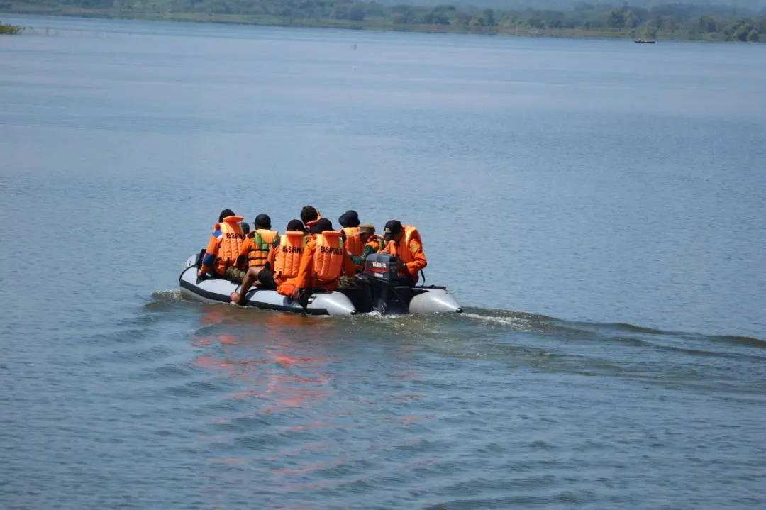 Repotnya menggunakan perahu karet yang membutuhkan keseimbangan dan dukungan alam waduk Gajahmungkur. (foto : Liputan6.com / basarnas / edhie prayito ige)