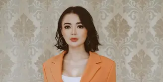Beginilah potret Wika Salim yang mencuri perhatian. Penyanyi 30 tahun ini memadukan blazer warna merah dan bralette dengan mini skirt warna hitam. (Instagram/wikasalim).