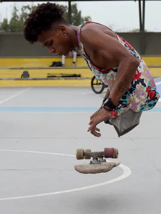 Imigran Venezuela, Alfonso Mendoza alias Alca berlatih skateboard di sebuah taman di Barranquilla, Kolombia, 28 September 2018. Selain lincah bermain skateboard, pemuda berusia 25 tahun ini juga  mahir bernyanyi rap dan surfing. (Raul ARBOLEDA/AFP)