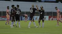 Para pemain PSM Makassar merayakan gol yang dicetak Anco Jansen dalam laga kontra Madura United pada pekan ke-18 BRI Liga 1 2021/2022 di Stadion Kompyang Sujana, Denpasar, Sabtu (8/1/2022). (Dok. PSM Makassar)