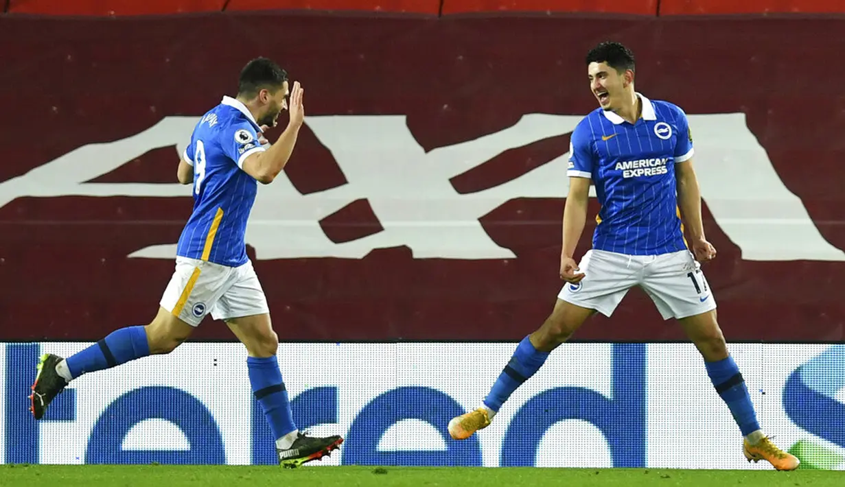 Pemain Brighton Steven Alzate (kanan) merayakan dengan rekan setimnya Neal Maupay usai mencetak gol ke gawang Liverpool pada pertandingan Liga Inggris di Anfield Stadium, Liverpool, Inggris, Rabu (3/2/2021). Brighton menang 1-0. (Paul Ellis/Pool via AP)