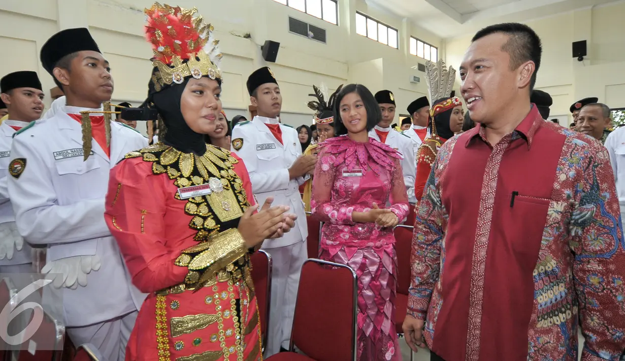 Menteri Pemuda dan Olahraga, Imam Nahrawi menyapa anggota Paskibraka 2016 di PPPON Kemenpora, Cibubur, Jakarta, Rabu (24/8). Menpora tutup diklat Paskibraka Nasional 2016 dan serah terima kepada purna Paskibraka. (Liputan6.com/Yoppy Renato)