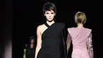 Model Kendall Jenner dan Gigi Hadid saat membawakan busana karya Tom Ford Spring/Summer 2018 selama New York Fashion Week di Park Avenue Armory, New York City (6/9). Kendall dan Gigi tampil dengan rambut pendek mengenakan wig. (AFP Photo/Angela Weiss)