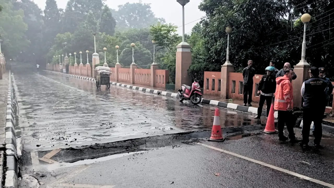 jalan jembatan di cimahi ambles