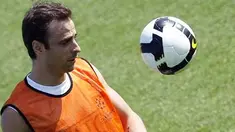 Aksi striker Manchester United, Dimitar Berbatov saat sesi latihan di Doha, Qatar, 12 Januari 2010. AFP PHOTO / KARIM JAAFAR 