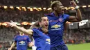 Henrikh Mkhitaryan dan Paul Pogba merayakan gol Manchester United ke gawang Ajax Amsterdam pada final Liga Europa di Stockholm, Swedia, Kamis (25/5). (AP Photo)