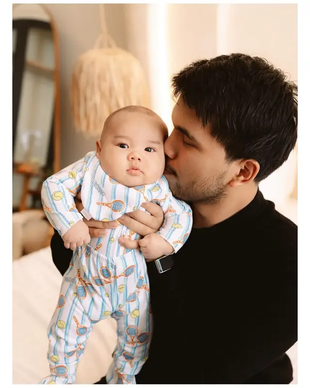 Aaliyah dan Thariq baru ungkap wajah baby Arash di usia 3 bulan, ini 7 potretnya