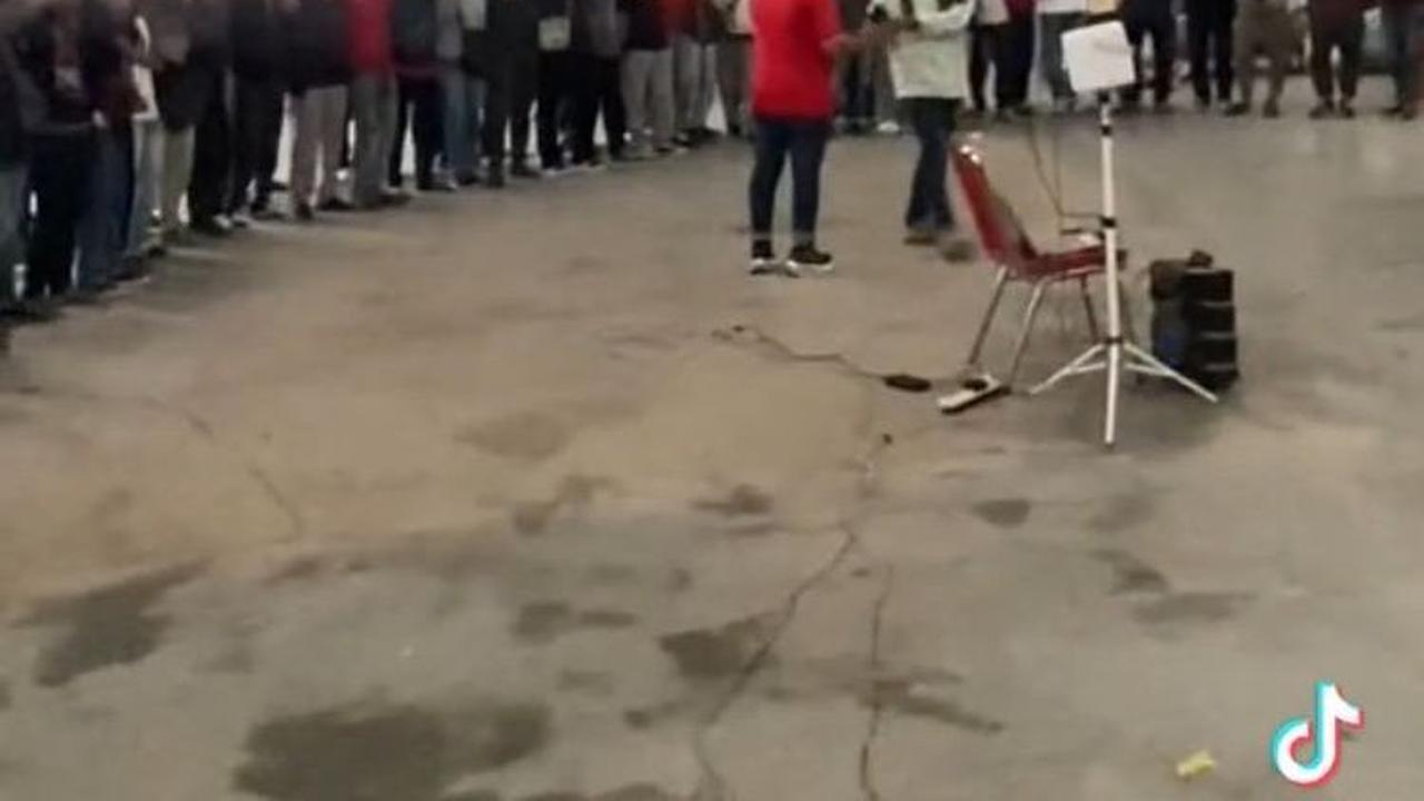 Viral Momen Perpisahan Kurir yang Kehilangan Pekerjaan karena Kena Dampak Sepi Paket, Bikin Sedih