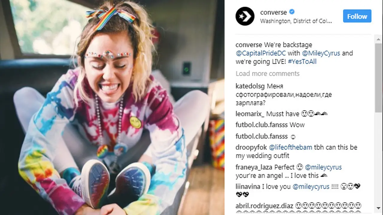 Seperti apa koleksi sepatu bertabut glitter rancangan Miley Cyrus dan Converse?