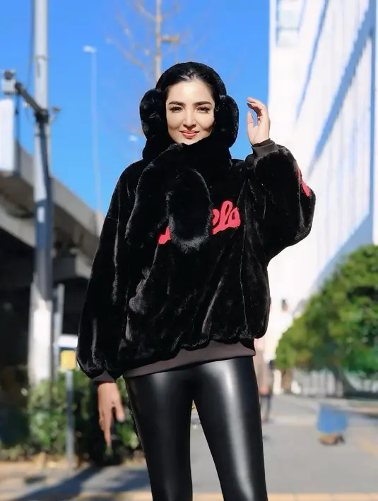 Gaya busananya pun terlihat kekinian dengan suede sweater dan latex legging hitam. Tak terlihat udah berusia 40 tahun, bukan? [@ashanty_ash]