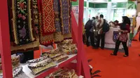 Sejumlah kain dipamerkan dalam Apkasi Otonomi Expo (AOE) di JCC Jakarta, Rabu (3/7/2019). Acara ini diharapkan bisa mempercepat pertumbuhan ekonomi sehingga membuka lapangan pekerjaan bagi masyarakat. (Liputan6.com/Angga Yuniar)