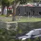 FBI melakukan olah TKP  di halaman belakang klub malam gay Pulse di Kota Orlando, Florida, AS, Minggu (12/6). Penembakan brutal yang dilakukan Omar Mateen di klub tersebut menewaskan 50 orang dan melukai 53 lainnya. (Joe Raedle/Getty Images/AFP)