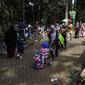 Pengunjung menikmati liburan hari kedua Idul Fitri 1443 H di Taman Margasatwa Ragunan, Jakarta, Selasa (3/5/2022). Masyarakat disarankan mendaftar secara online satu hari sebelum kedatangan. (Liputan6.com/Johan Tallo)