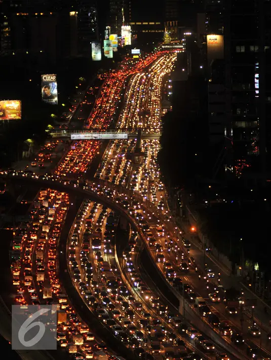 Kondisi Tol Dalam Kota arah Tol Cikampek menjelang libur panjang yang jatuh pada tanggal 5 dan 6 Mei, Jakarta, Rabu (4/5). Ribuan kendaraan terjebak macet di Kawasan Gatot Subroto. Foto diambil sekitar pukul 7 malam. (Liputan6.com/Gempur M Surya) 