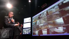 Menkumham Yasonna H Laoly (kiri) melihat layar yang menunjukkan tayangan langsung kamera CCTV di sejumlah Lapas di Control Room Kami Pasti di Gedung Kemenkumham, Jakarta, Jumat (30/10). (Liputan6.com/Helmi Afandi)