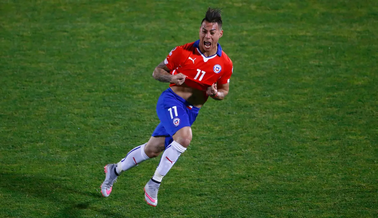 Gelandang Chili, Eduardo Vargas melakukan selebrasi usai mencetak gol keduanya ke gawang Peru saat semifinal Copa Amerika 2015 di National Stadium, Santiago, Chili, (29/6/2015). Chili melaju ke final usai mengalahkan Peru 2-1. (REUTERS/Ricardo Moraes)