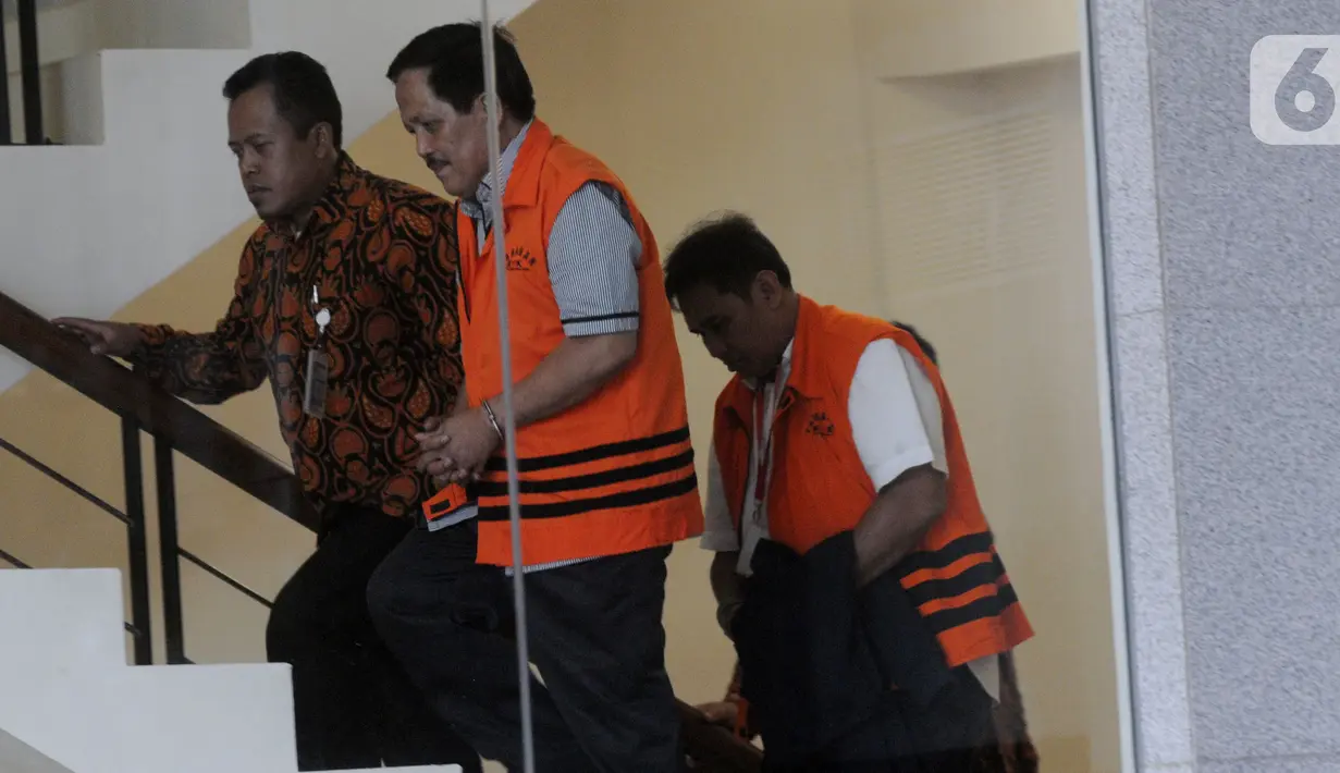 Ketua Komisi III DPRD Provinsi Jambi dari Fraksi Partai Demokrat Zainal Abidin dan Direktur Pemasaran PTPN III (Persero) sekaligus merangkap Komisaris Utama PT KPBN, I Kadek Kertha Laksana bersiap menjalani pemeriksaan di Gedung KPK, Jakarta, Senin (28/10/2019). (merdeka.com/Dwi Narwoko)