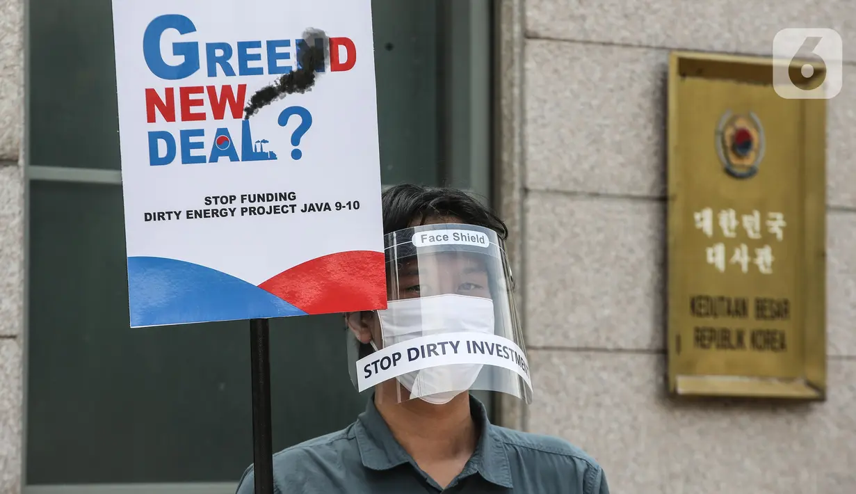 Massa mengenakan pelindung wajah dan masker saat menggelar aksi di depan Kedubes Korea Selatan di Jakarta, Kamis (25/6/2020). Dalam aksinya, mereka meminta Korsel membatalkan rencana pendanan untuk proyek PLTU Jawa 9 dan 10 di Banten yang dinilai merusak lingkungan. (Liputan6.com/Faizal Fanani)