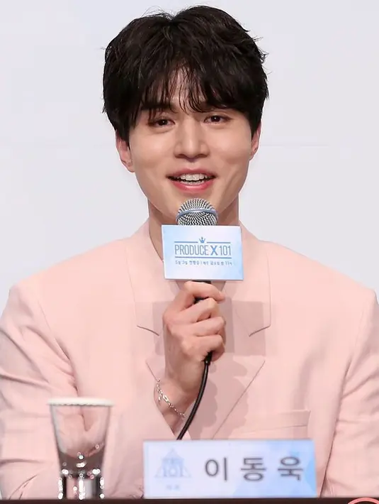 Dikenal jarang tersenyum, Lee Dong Wook pamerkan senyuman di preskon Produce X 101 (sumber: Liputan6.com/mydailykorea)